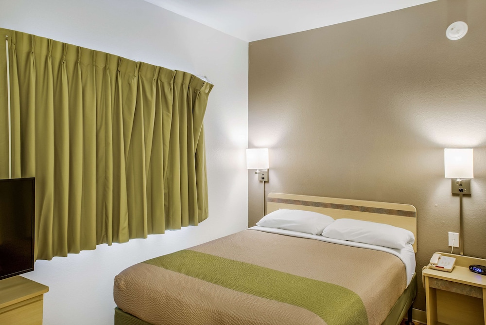 Deluxe Single Room, 1 Queen Bed, Non Smoking, Kitchenette photo 2