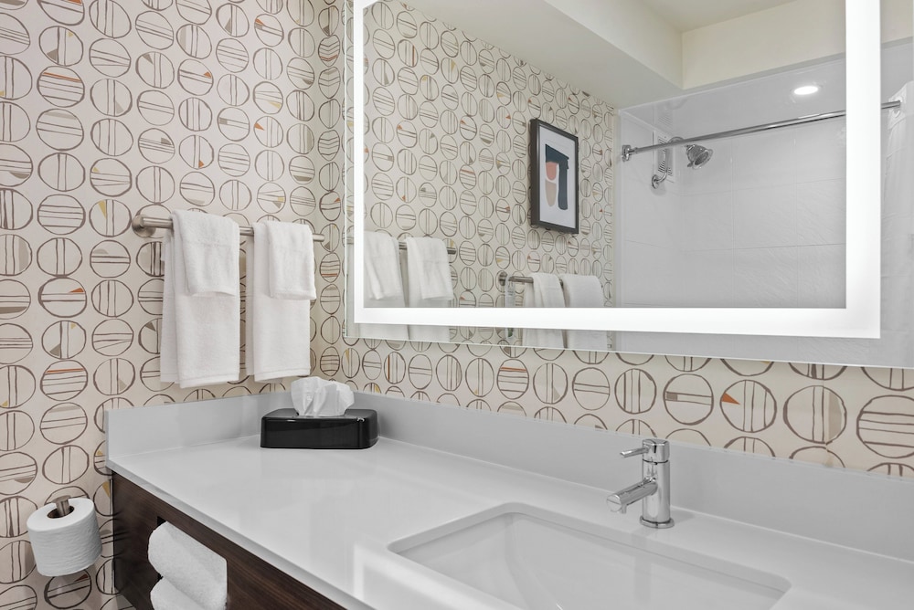 Suite, 1 King Bed (Canadian Skyline View) - Photo 36