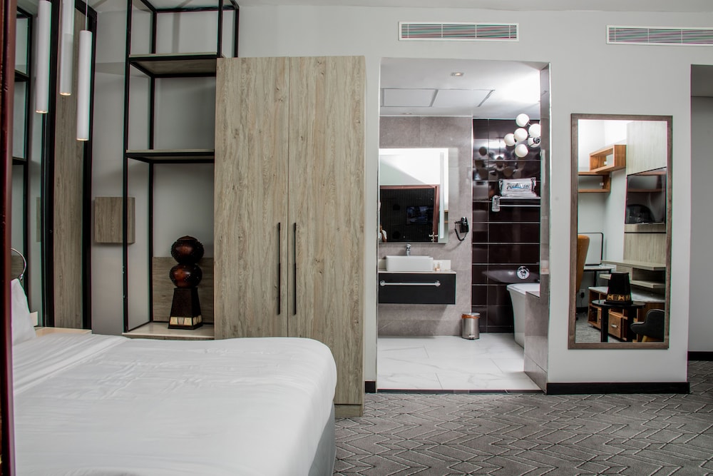 Suite, Pool View - Photo 23