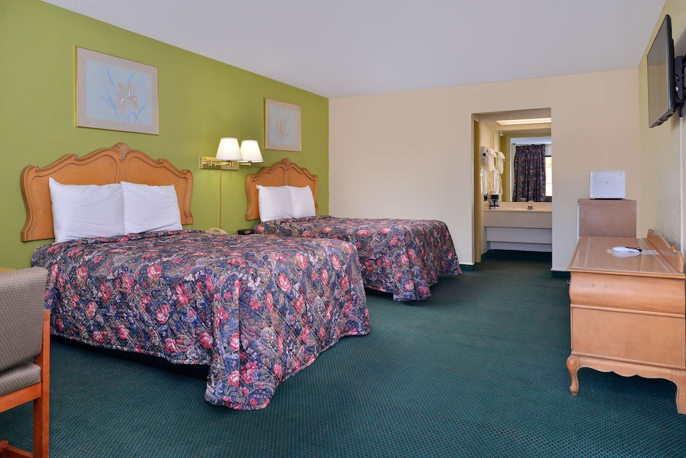 Room, 2 Queen Beds, Smoking - Photo 2