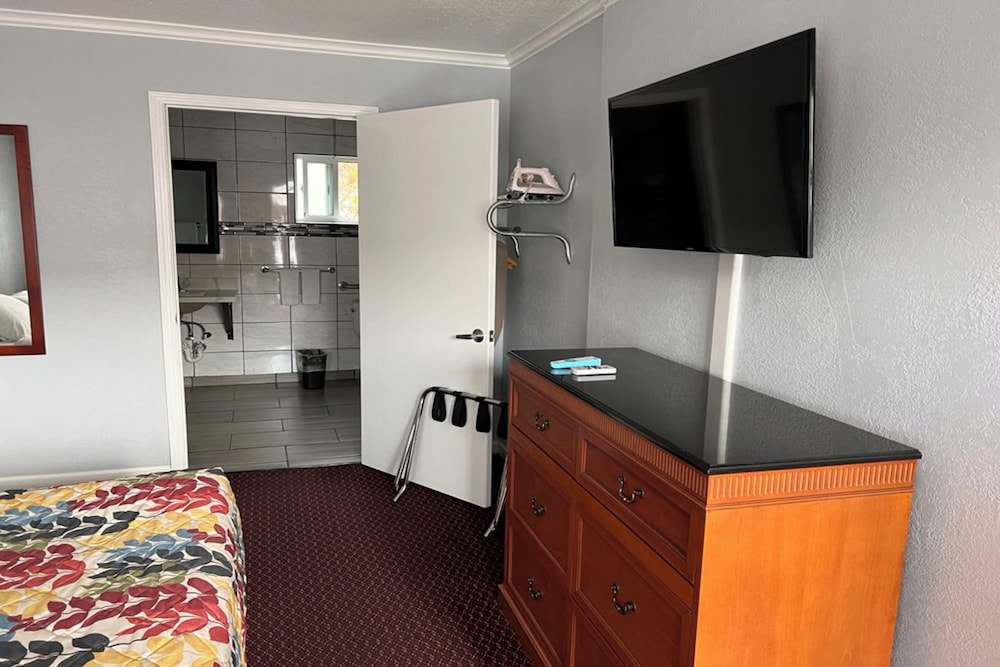 Standard Room, 1 King Bed, Roll-in Shower, Non Smoking photo 3