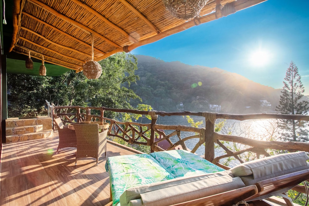 New Tower-macaw Love Nest Ocean View