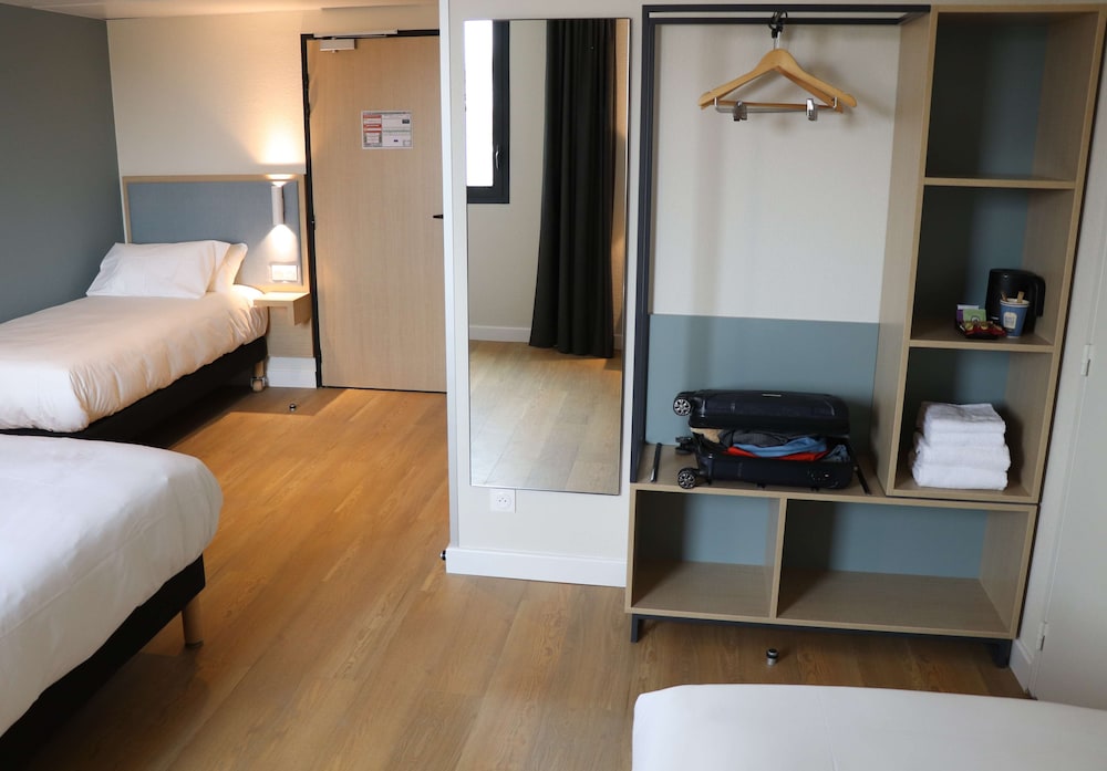 Standard Room, Multiple Beds - Photo 4