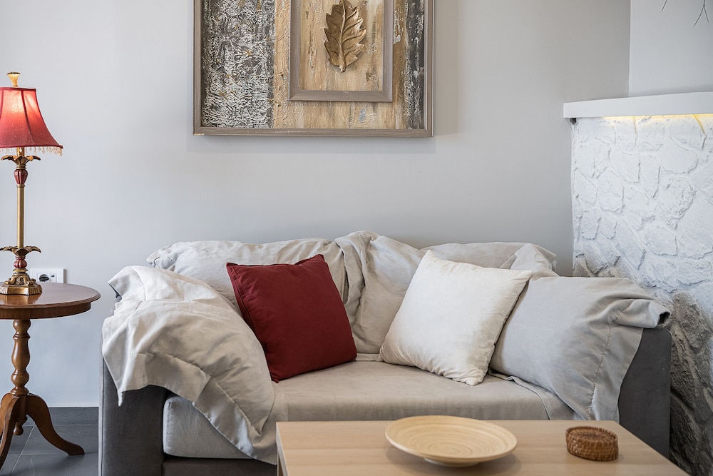 Modern Detached Home photo 3