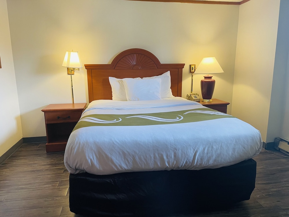 Basic Room, 1 Queen Bed photo 1