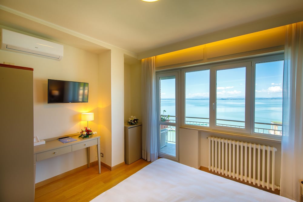 Deluxe Double or Twin Room, Lake View - Photo 1