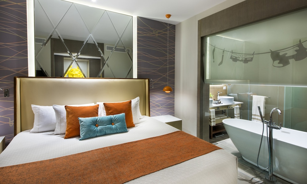 Suite (FLAT SWIM UP SUITE)