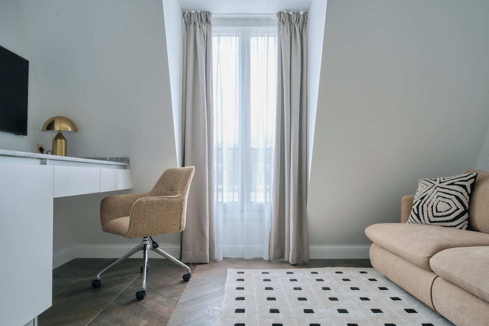 Deluxe One-Bedroom Apartment with City View 601