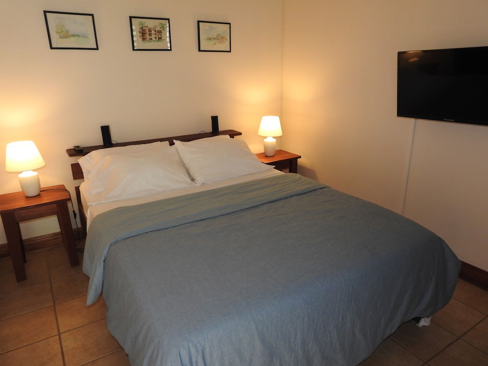 Comfort Room, 1 Queen Bed, Non Smoking, Pool View