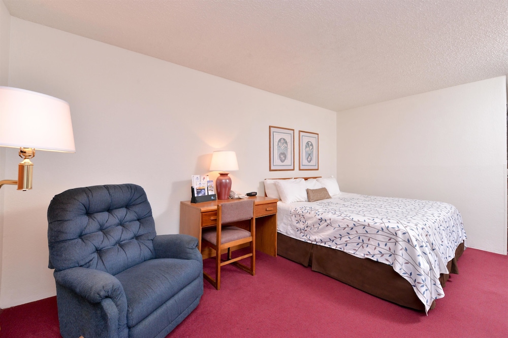 Suite, 1 King Bed, Non Smoking (Jacuzzi)  No Pets - Photo 2
