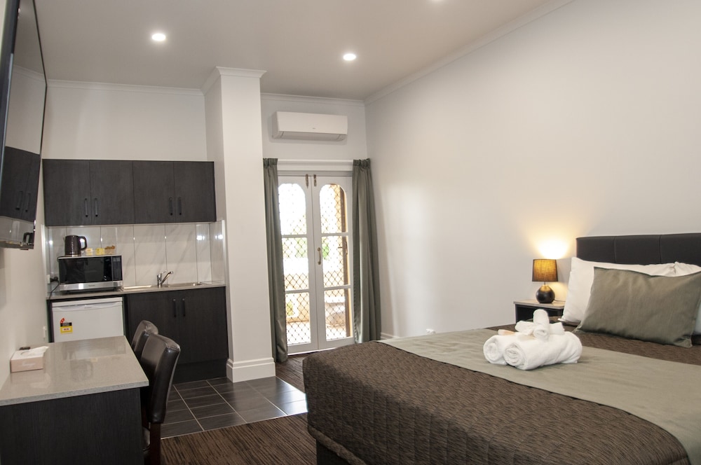 Standard Room, Non Smoking (Queen Suite) photo 2