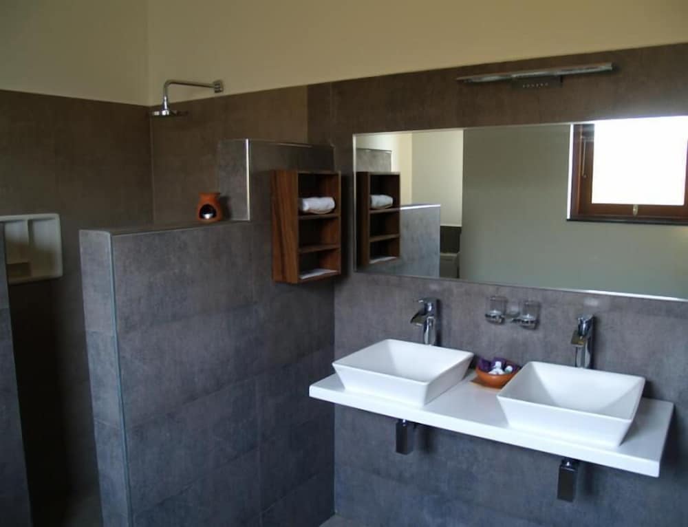 Standard Room, 1 King Bed - Photo 3