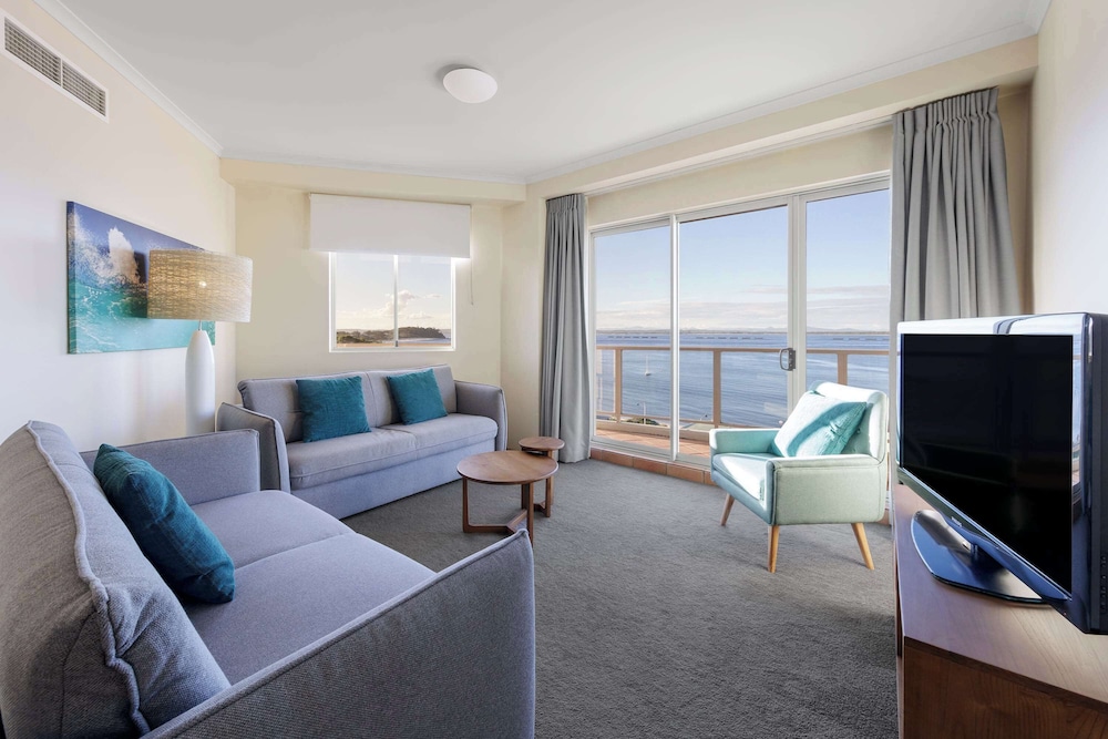 Two Bedroom Deluxe Waterview - Photo 3