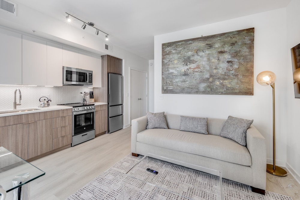 Luxury Apartment, 1 Bedroom, Balcony (Room décor/layout/colors vary by unit) - Photo 6