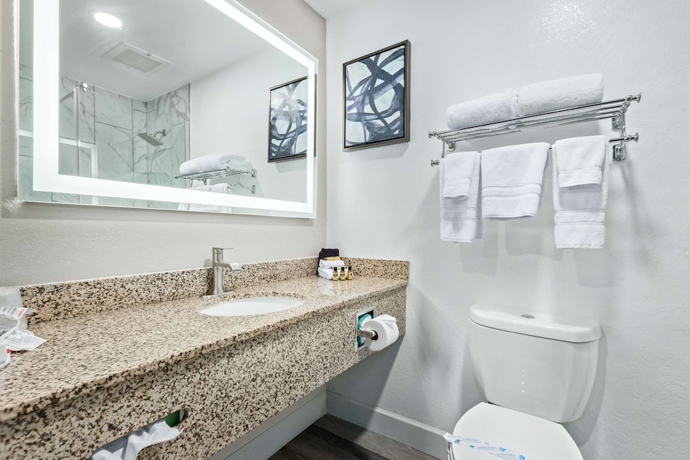 Standard Room, Multiple Beds, Refrigerator & Microwave, Park View - Photo 4