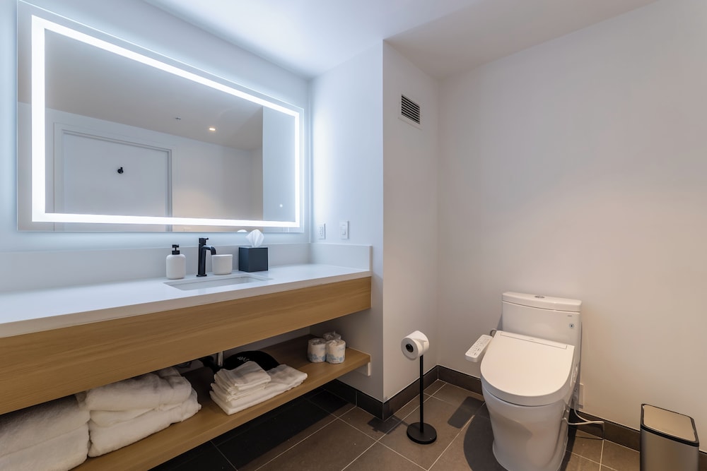 Deluxe Room, 1 King Bed, Non Smoking, Balcony - Photo 9