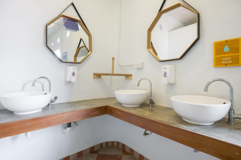 Small Room Shared Bathroom photo 3