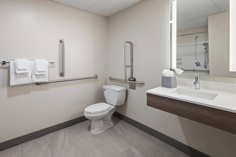 Room, 2 Queen Beds, Accessible Bathtub (Mobility Accessible) - Photo 4