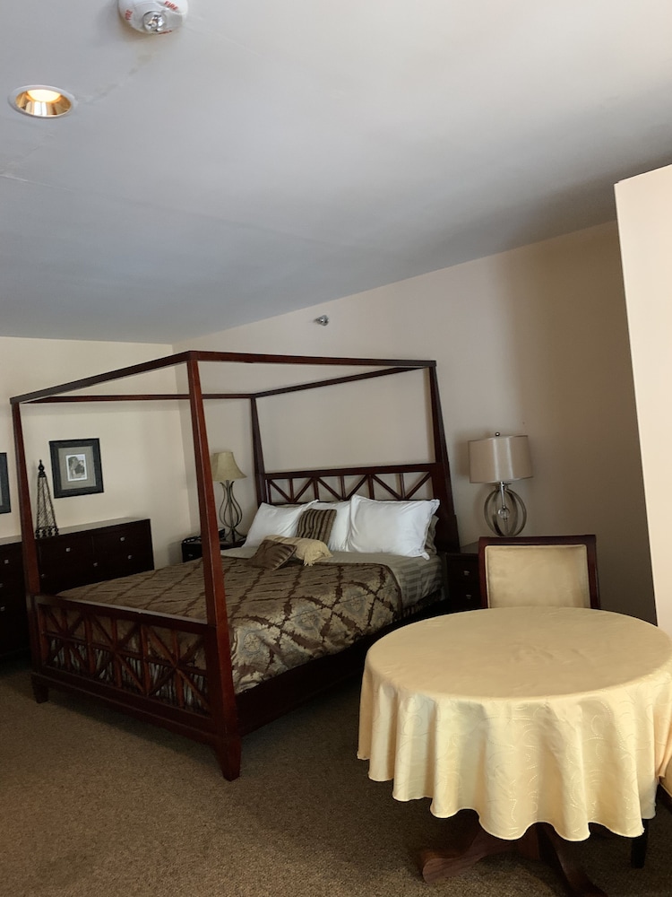 Honeymoon Suite, 1 King Bed photo 3