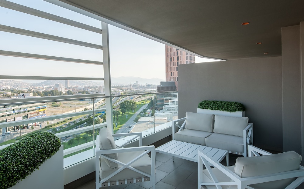 Room, 1 King Bed, Balcony, City View (Corner)