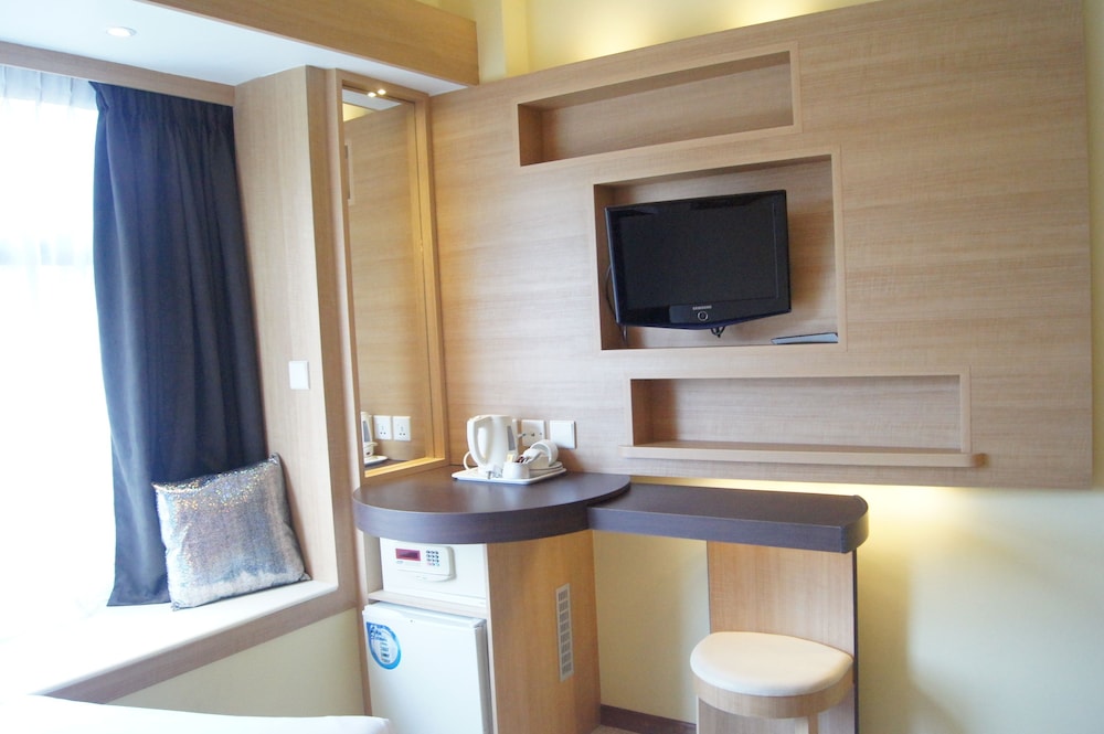 Deluxe Triple Room (1 Single Bed & 1 Queen Bed) photo 1
