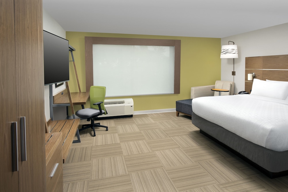 Suite, 1 King Bed, Accessible (Mobility, Accessible Tub) - Photo 2