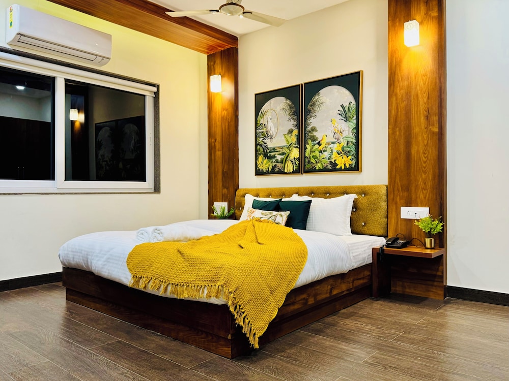 Superior Suite | Bath Tub | Living Room