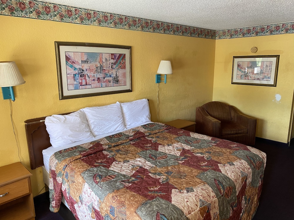 Room, 1 King Bed, Smoking - Photo 4
