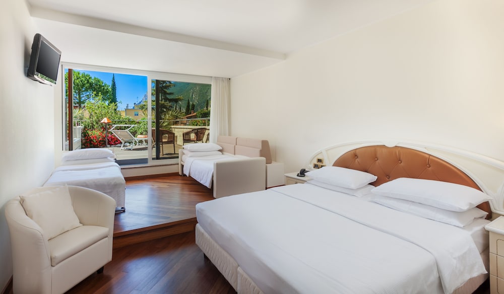 Junior Triple Room, Terrace