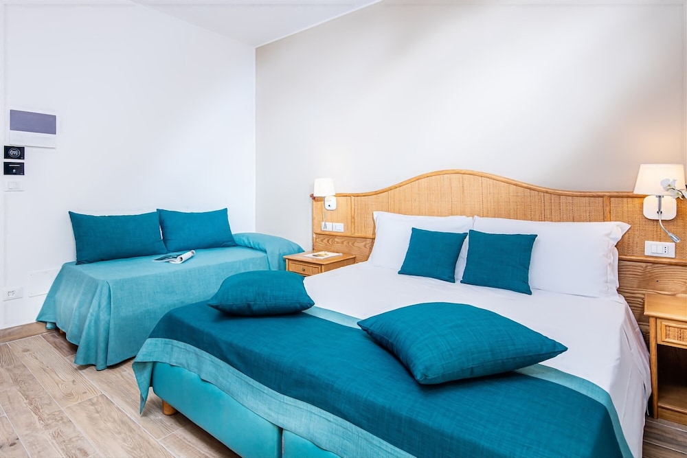 Classic Triple Room, Partial Sea View photo 1