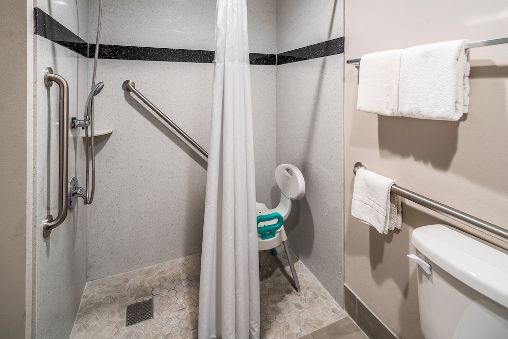 Deluxe Room, 1 Queen Bed, Accessible (Smoke Free) - Photo 5