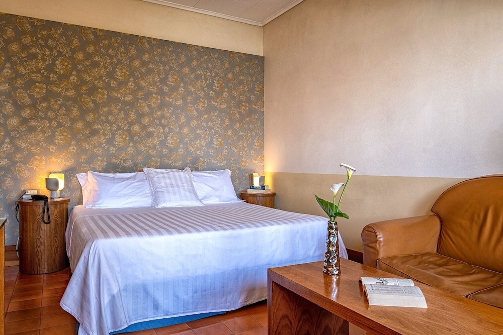 Standard Double Room, Lagoon View - Photo 3