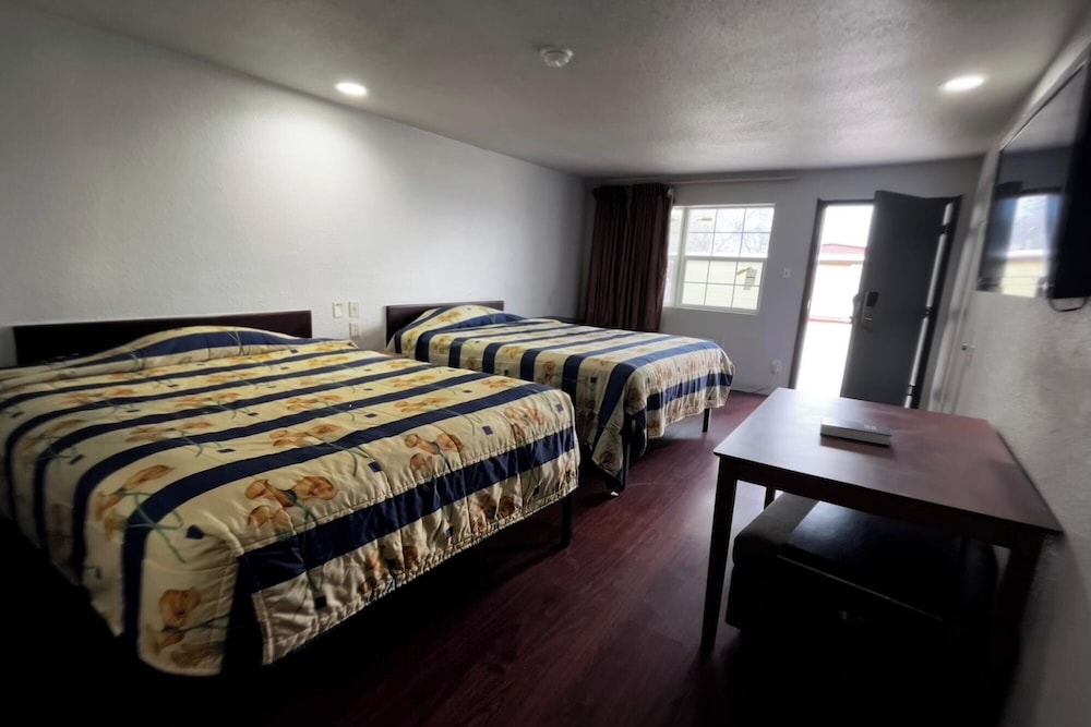 Room, 2 Queen Beds, Smoking photo 1