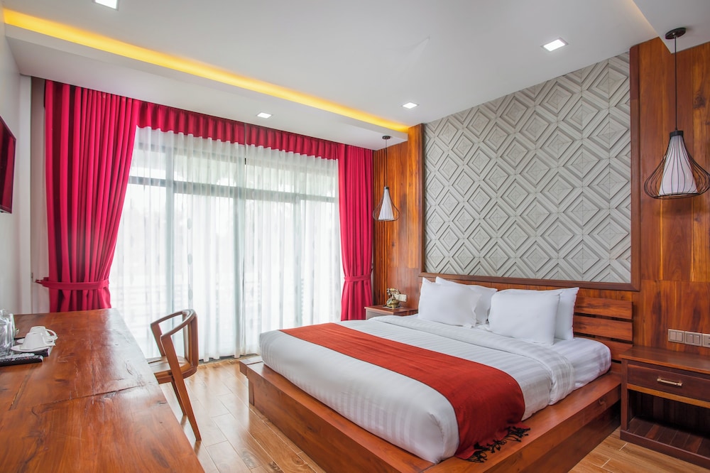 Deluxe King Studio with Balcony