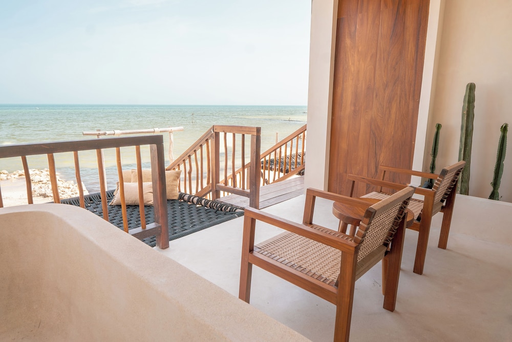 Junior Studio Suite, 1 King Bed, Ocean View - Photo 2