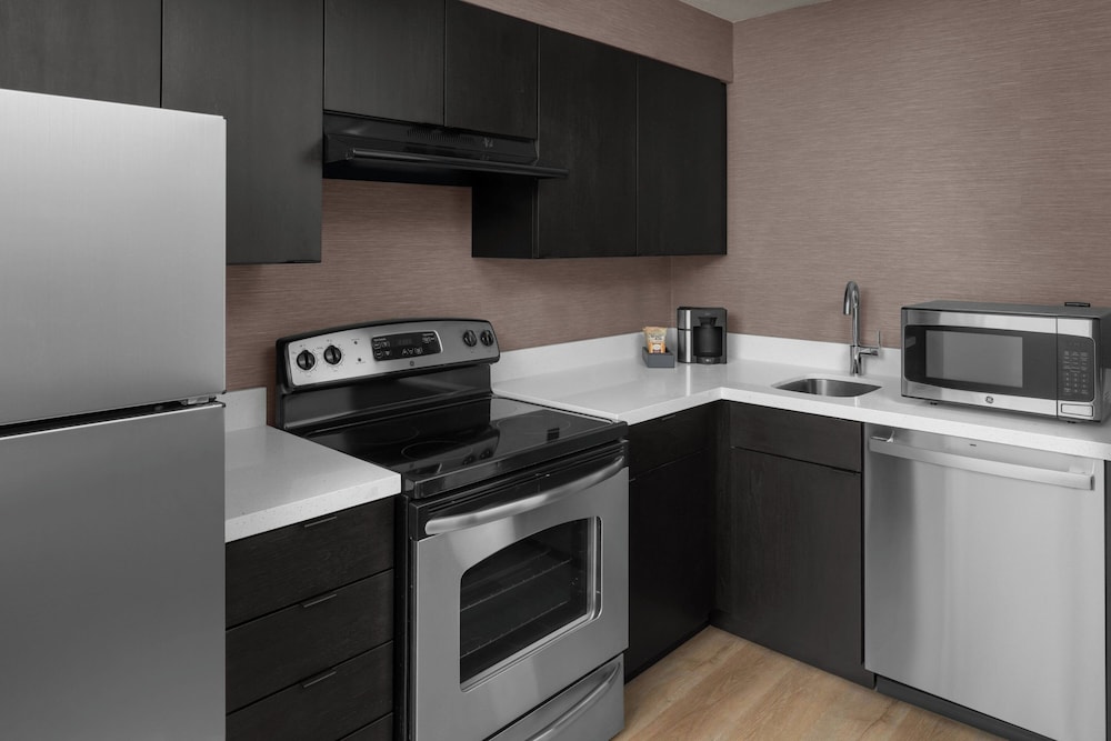 Suite, 1 Bedroom (Mobility/Hearing Access, Roll-in Shwr) photo 3