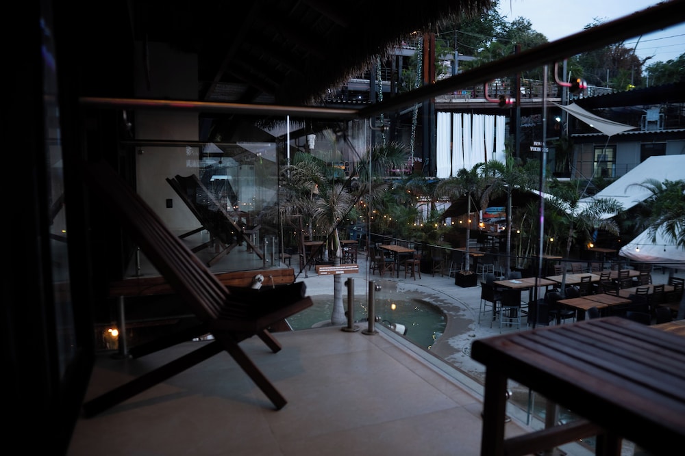 Comfort Room, Pool View