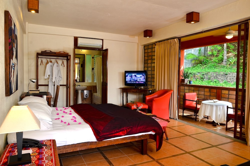 Deluxe Room, 1 King Bed, Balcony photo 2
