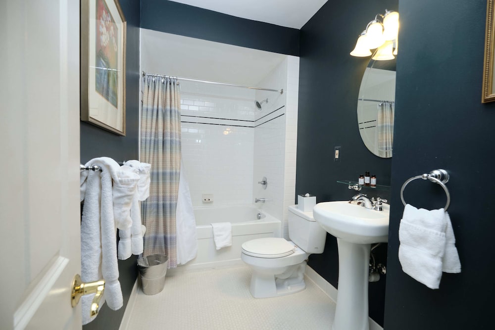 Queen Suite - Photo 14