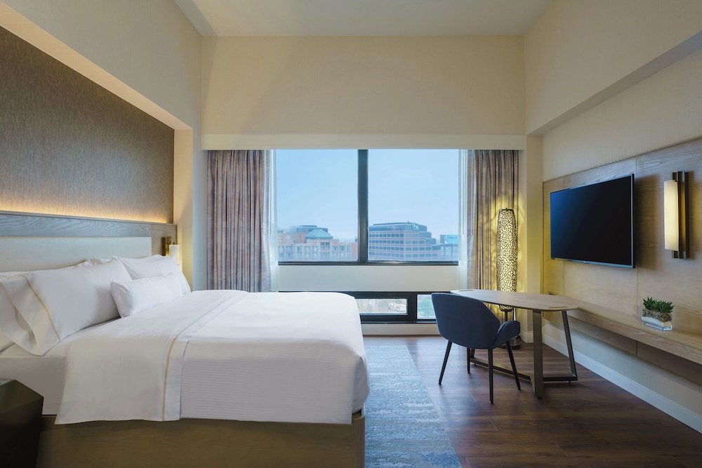 Premium Room, 1 King Bed - Photo 3