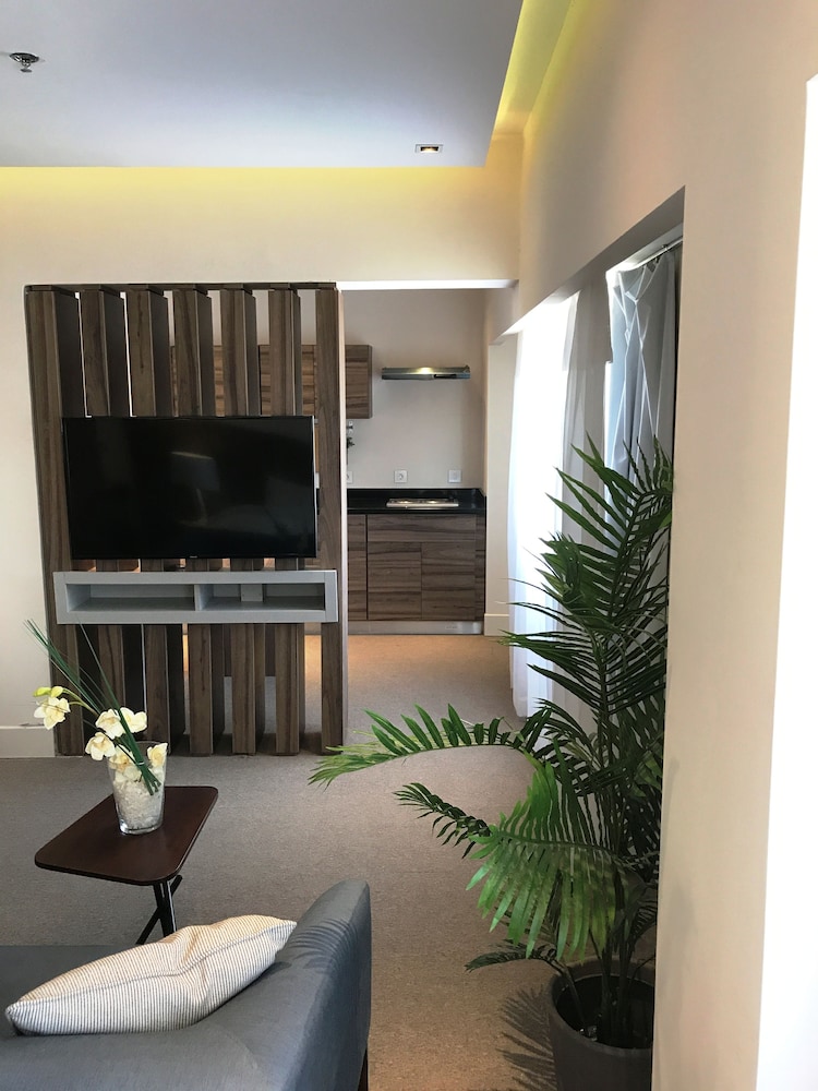 Deluxe Studio, Kitchenette thumbnail 6