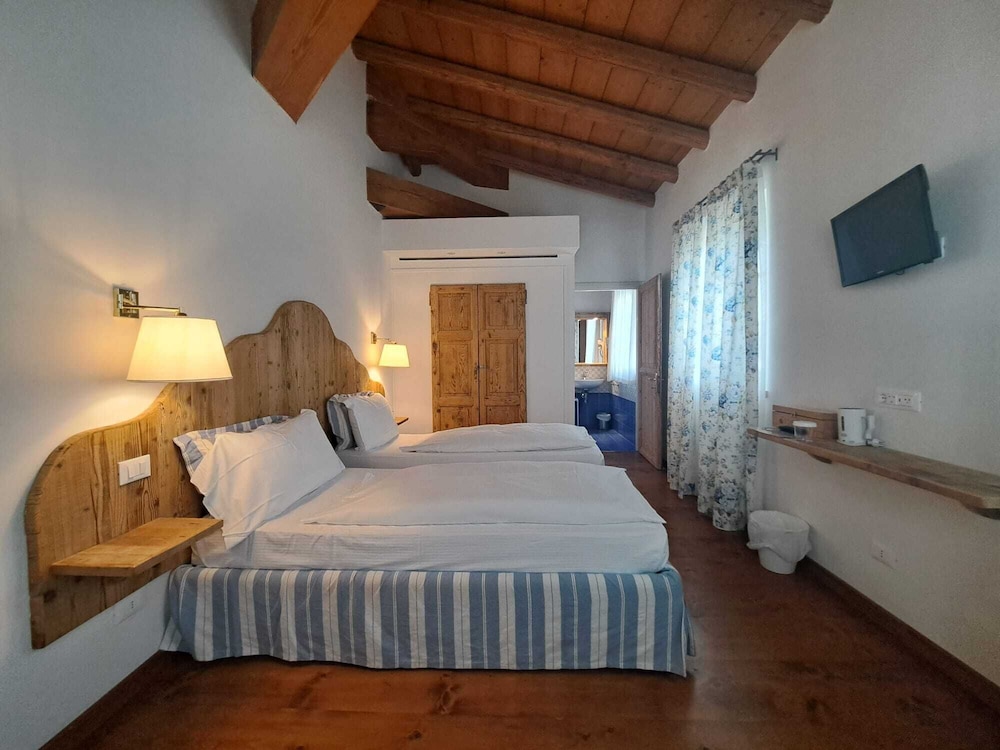 Superior Double or Twin Room, Garden View - Photo 12