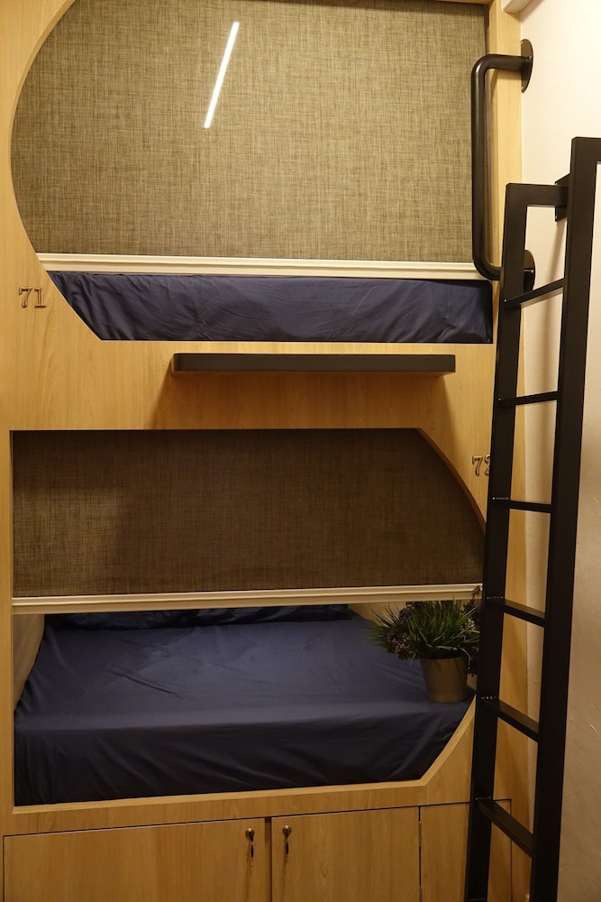 Deluxe 4 Twin Bed Family Capsule Room photo 2