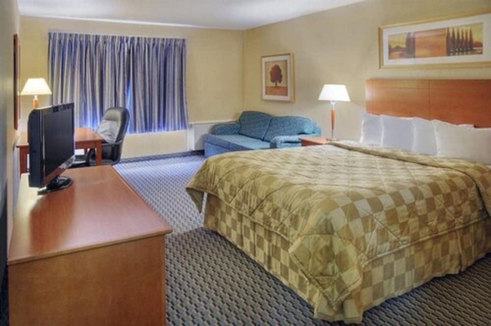 Standard Room, 1 Queen Bed, Non Smoking - Photo 3