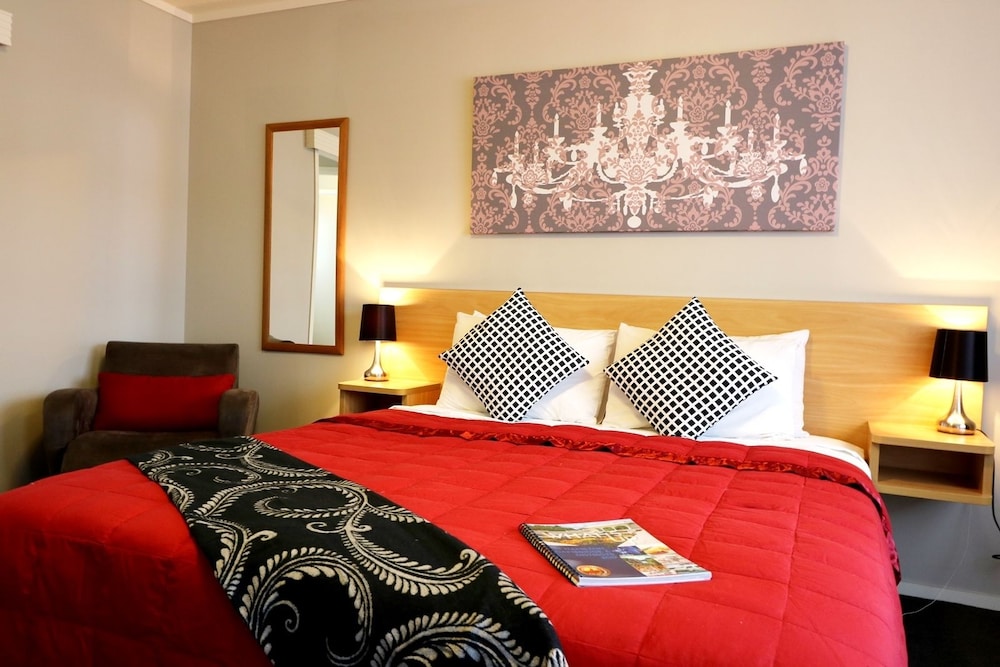 Deluxe Studio, 1 King Bed, Non Smoking photo 1