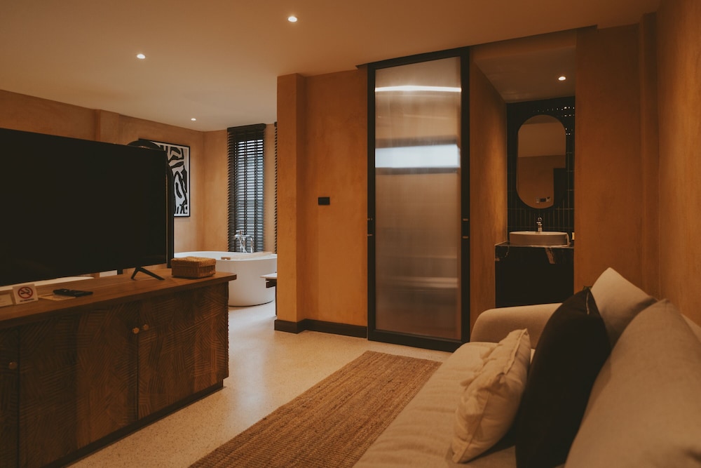 Deluxe Room - Photo 11