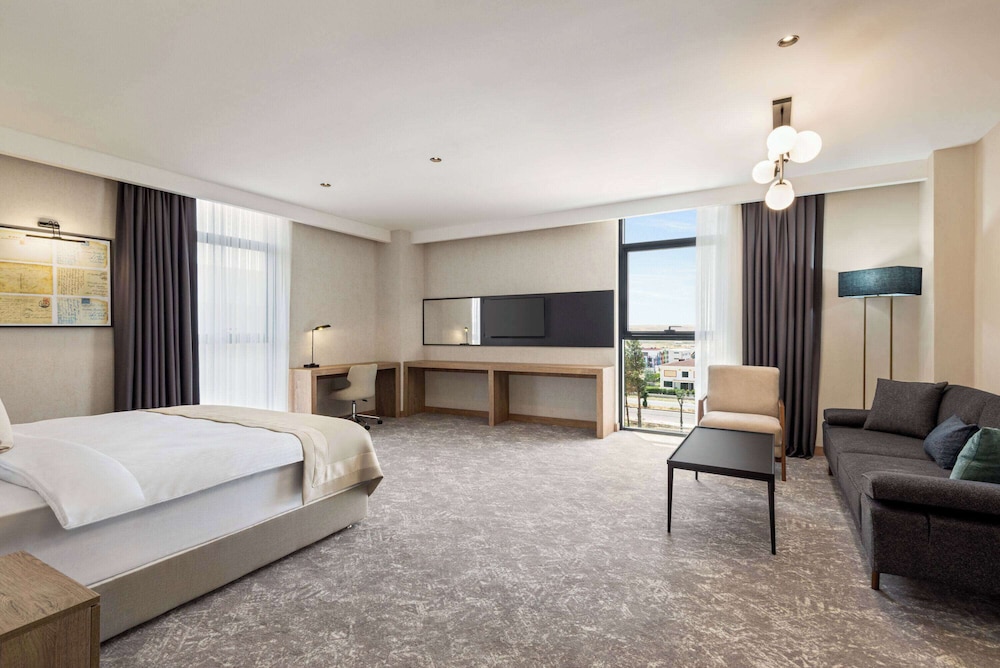 Executive Room, 1 King Bed, City View - Photo 2