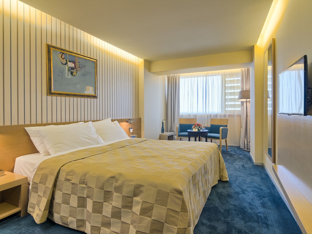 Double Room (without Balcony and Lateral Sea View) photo 1