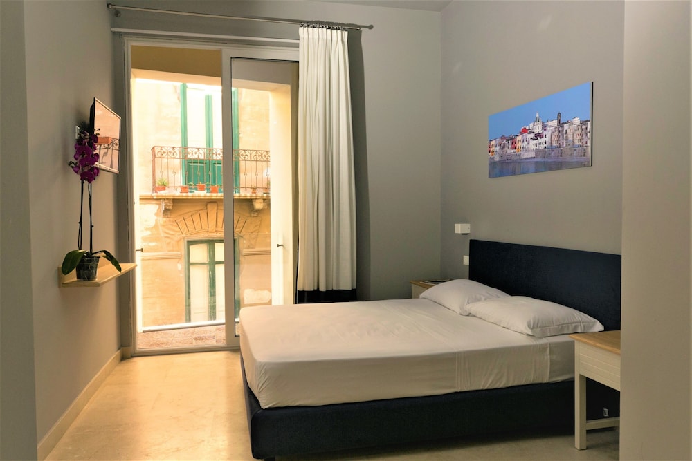 Junior Suite, 1 Queen Bed, Non Smoking photo 2
