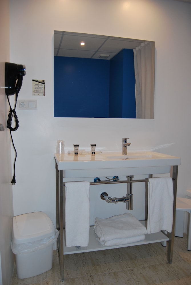 Standard Double Room - Photo 7